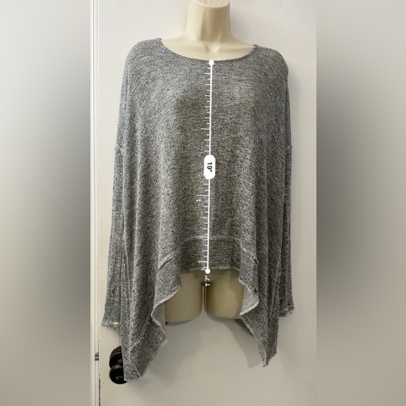 Free People/ We The Free Women’s Gray Asymmetrical Oversized Knit Top, Size XS - Picture 9 of 10